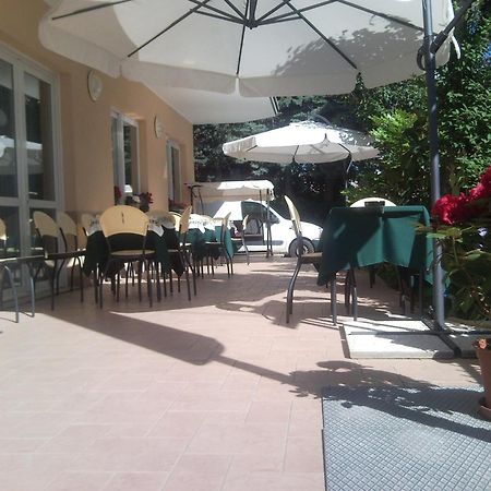 Hotel Trinidad Rimini Exterior foto